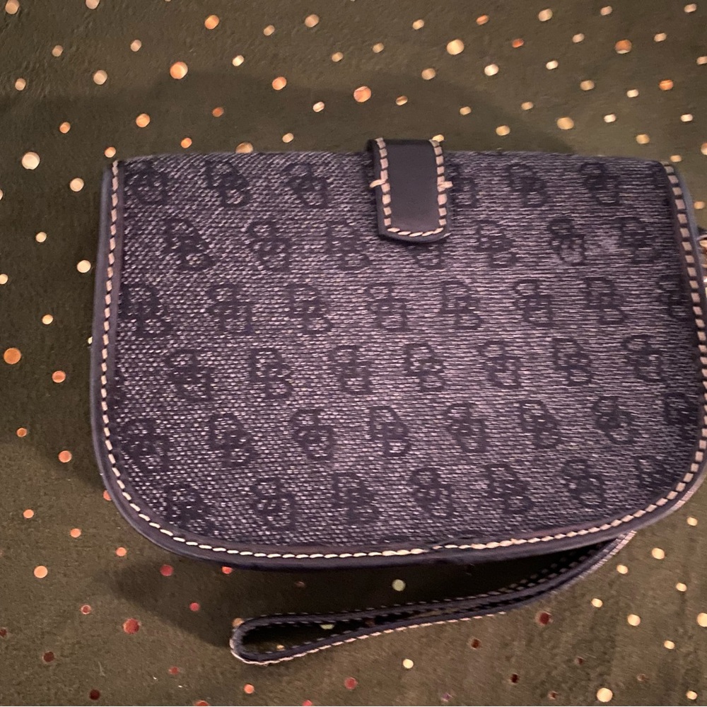 EUC Dooney and Bourke small wristlet Black - Picture 4 of 5